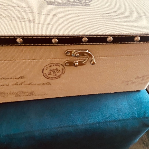 Beautiful White Rectangular Box - Picture 2 of 8